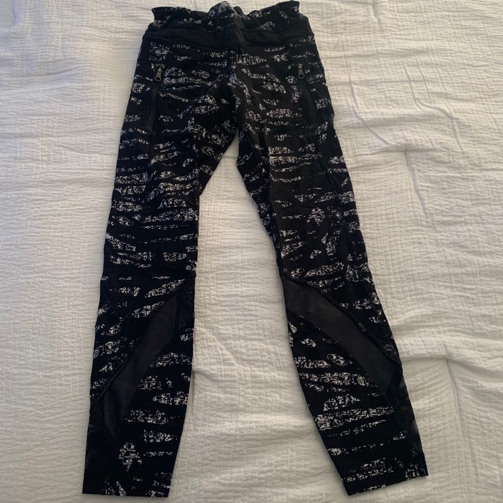 Lululemon 3/4 Black&White Pattern Legging - Picture 4 of 4